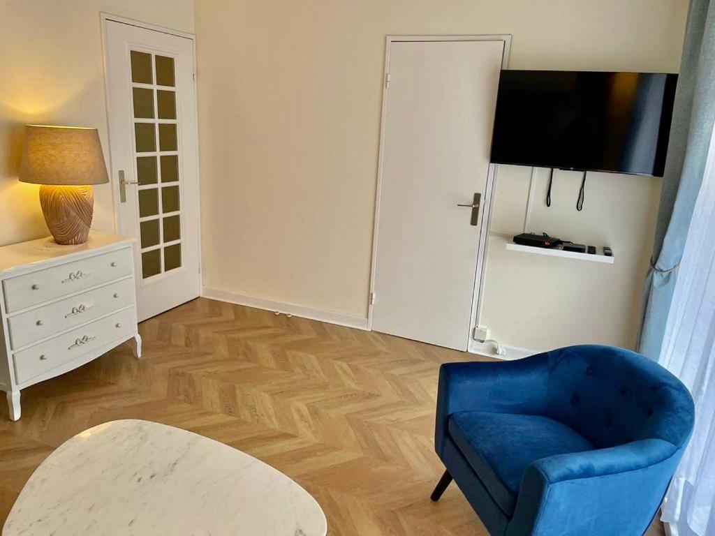 Large Invalides Montparnasse Apartment *